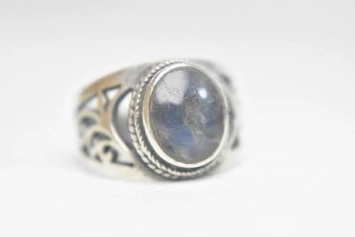 BLUE STONE RING SIZE 5.25 CIGAR BAND ROPE FILIGREE STERLING SILVER PINKY WOMEN: BLUE STONE RING SIZE 5.25 CIGAR BAND ROPE FILIGREE STERLING SILVER PINKY WOMEN blue stone ring cigar band rope filigree sterling silver pinky women Size 5.25 Weight 4.6g Widest part of band 1/2" Thinn