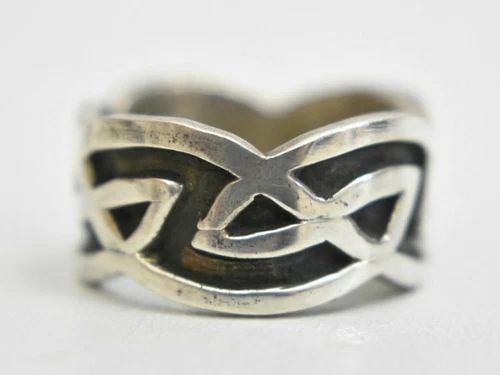CELTIC RING SIZE 6.25 IRISH KNOT BAND STERLING SILVER WOMEN: CELTIC RING SIZE 6.25 IRISH KNOT BAND STERLING SILVER WOMEN Celtic ring Irish knot band sterling silver women Size 6.25 Weight 7.1g Band width 3/8" Delivered in a gift box Free Postal shipping and ins