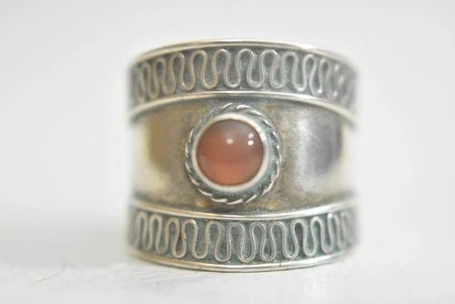 CIGAR BAND SIZE 6.75 ORANGE STONE RING STERLING SILVER WOMEN GIRLS: CIGAR BAND SIZE 6.75 ORANGE STONE RING STERLING SILVER WOMEN GIRLS Cigar Band orange stone ring sterling silver women girls Size 6.75 Weight 4g Widest part of band 11/16" Thinnest part of band 3/8"