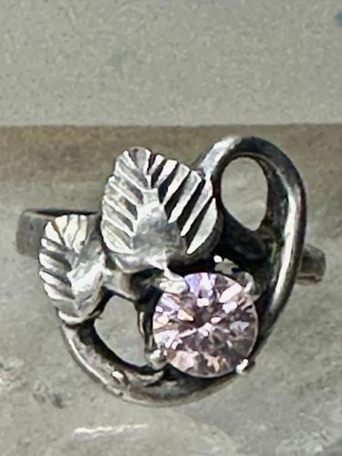 PINK ICE RING LEAVES FLORAL BAND SIZE 3.50 WOMEN GIRLS: PINK ICE RING LEAVES FLORAL BAND SIZE 3.50 WOMEN GIRLS Pink Ice ring leaves floral band size 3.50 women girls Size 3.50 Weight 3.1g Length 5/8" Widest 1/2"" Width 1/8"