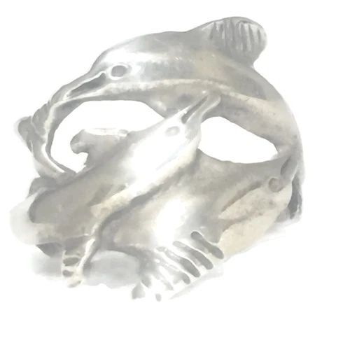 VINTAGE DOLPHIN BAND STERLING SILVER RING PINKY SOUTHWEST BAND SIZE 5.50 MEXICO: VINTAGE DOLPHIN BAND STERLING SILVER RING PINKY SOUTHWEST BAND SIZE 5.50 MEXICO Vintage Dolphins Sterling Silver Pinky Band or Ring .. Made in Mexico 5.50 Between Size 5.50 and Size 5.75 Weight 2.8g W