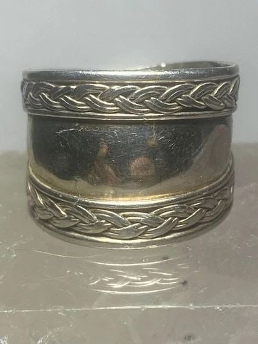 CIGAR BAND SIZE 7 WIDE ROPE DESIGN RING STERLING SILVER WOMEN GIRLS: CIGAR BAND SIZE 7 WIDE ROPE DESIGN RING STERLING SILVER WOMEN GIRLS Cigar band wide rope design ring sterling silver women girls A few minor dents Size 7 Weight 4g Widest 5/8" Thinnest part 5/16""