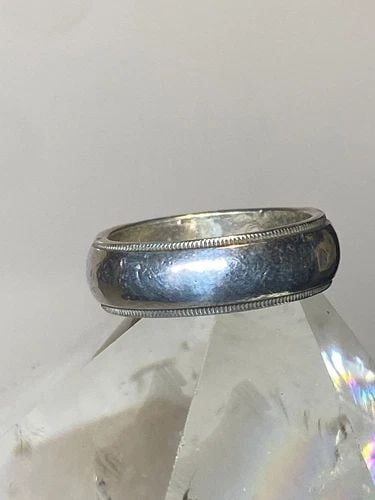 VINTAGE PLAIN RING SIZE 4.25 WEDDING BAND PINKY FINE EDGING STACKER STERLING SI: VINTAGE PLAIN RING SIZE 4.25 WEDDING BAND PINKY FINE EDGING STACKER STERLING SI Vintage Plain ring size 4.25 wedding band pinky stacker sterling silver G Delicate edging on the band I leave the rings 