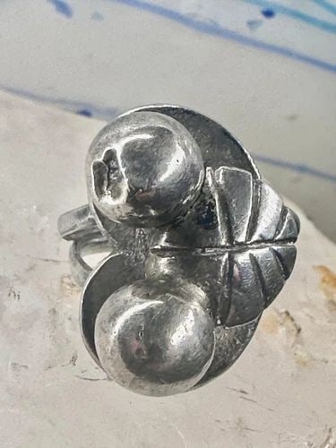 HEART RING LEAF BAND SIZE 5.25 PINKY ORB VINTAGE STERLING SILVER WOMEN GIRLS: HEART RING LEAF BAND SIZE 5.25 PINKY ORB VINTAGE STERLING SILVER WOMEN GIRLS Heart ring leaf band size 5.25 pinky orb vintage sterling silver women girls AS IS - Dent on one of the balls see Photos Si