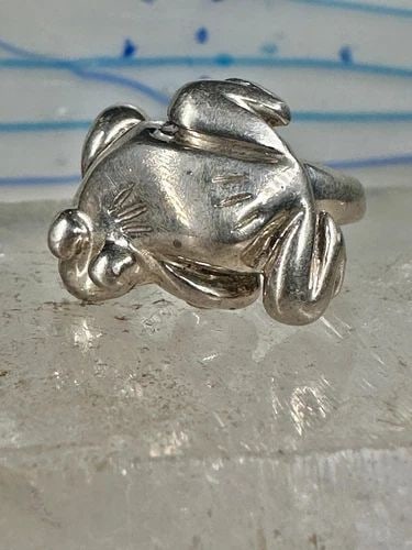 FROG RING TOAD BAND SIZE 5.7 STERLING SILVER WOMEN BOYS GIRLS PINKY: FROG RING TOAD BAND SIZE 5.7 STERLING SILVER WOMEN BOYS GIRLS PINKY Frog ring toad band size 5.75 sterling silver women boys girls pinky Size 5.75 Between a size 5.75 and a size 6 Weight 10.8g Length 