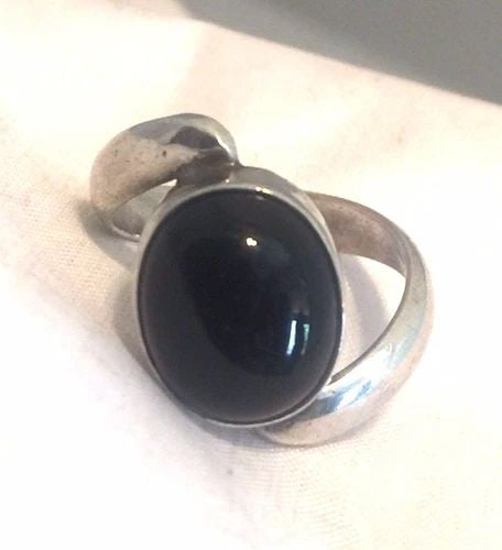 VINTAGE STERLING SILVER OVAL ONYX RING SIZE 5.50 4.2G PINKY: VINTAGE STERLING SILVER OVAL ONYX RING SIZE 5.50 4.2G PINKY Vintage Sterling Silver Onyx Ring Size 5.50 Weight 4.2g Length 1/2" Width 7/16" Free First Class shipping and postal insurance is included. 