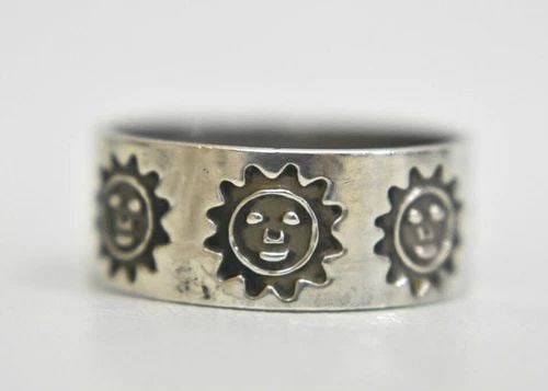 SUN RING STERLING SILVER BAND MEXICO SOUTHWEST WOMEN SIZE 8.25: SUN RING STERLING SILVER BAND MEXICO SOUTHWEST WOMEN SIZE 8.25 sun ring band sterling silver southwest women Made in Mexico Size 8.25 Weight 4.3g Band width 3/8" Delivered in a gift box Free Postal sh
