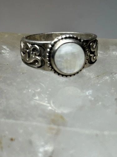 MOONSTONE RING SIZE 8 BOHO STERLING SILVER WOMEN: MOONSTONE RING SIZE 8 BOHO STERLING SILVER WOMEN Moonstone ring size 8 boho sterling silver women Size 8 Weight 5.2g Length 3/8" Width. 3/8" Thinnest part 7/32"