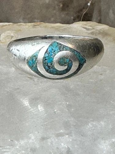 SPIRAL RING SIZE 6.50 TURQUOISE CHIPS SOUTHWESTERN STERLING SILVER WOMEN: SPIRAL RING SIZE 6.50 TURQUOISE CHIPS SOUTHWESTERN STERLING SILVER WOMEN Spiral ring size 6.50 turquoise chips southwestern sterling silver women Size 6.50 Weight 3.4g Widest part. 1/4" Thinnest part 