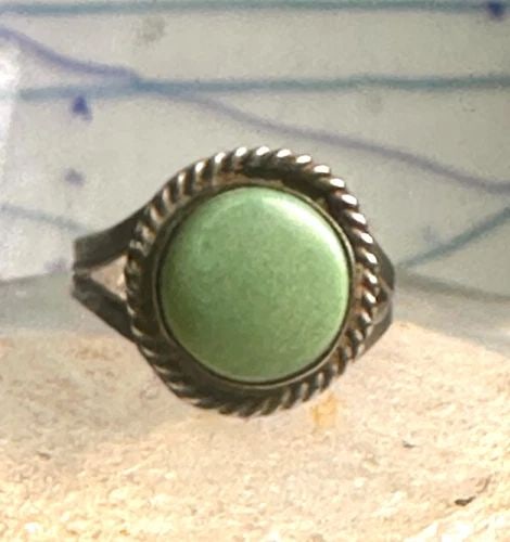 VINTAGE TURQUOISE STERLING SILVER SOUTHWEST TRIBAL BOHO RING SIZE 5.2 PINKY GIRL: VINTAGE TURQUOISE STERLING SILVER SOUTHWEST TRIBAL BOHO RING SIZE 5.2 PINKY GIRL Vintage Turquoise Southwest Sterling Silver Ring Size 5.25 Between a Size 5.25 and a Size 5.50 Weight 3.3g Length 9/16"