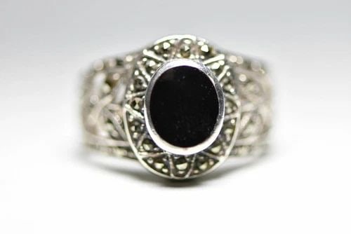 ONYX RING MARCASITES ART DECO FLORAL BAND BOHO STERLING SILVER WOMEN SIZE 8.75: ONYX RING MARCASITES ART DECO FLORAL BAND BOHO STERLING SILVER WOMEN SIZE 8.75 Onyx ring marcasites Art Deco floral band boho sterling silver women Size 8.75 Between a Size 8.75 and a Size 9 Weight 4.