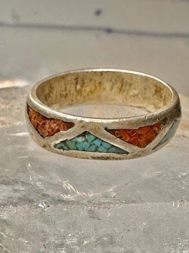 TURQUOISE CHIPS RING ZUNI CORAL WEDDING BAND SIZE 6 STERLING SILVER WOMEN: TURQUOISE CHIPS RING ZUNI CORAL WEDDING BAND SIZE 6 STERLING SILVER WOMEN Turquoise chips ring Zuni coral wedding band size 6 sterling silver women Size 6 Weight 2.9g Width 3/16"