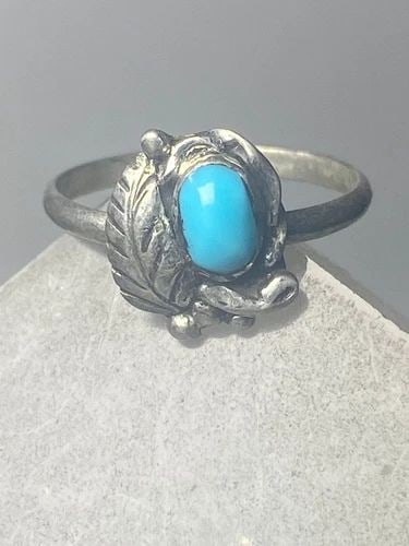 TURQUOISE RING LEAVES BAND SOUTHWEST STERLING SILVER WOMEN GIRLS D: TURQUOISE RING LEAVES BAND SOUTHWEST STERLING SILVER WOMEN GIRLS D Turquoise ring leaves band southwest sterling silver women girls d Size 2.50 Weight 1g Length 3/8" Width 5/16" Thinnest part of band 