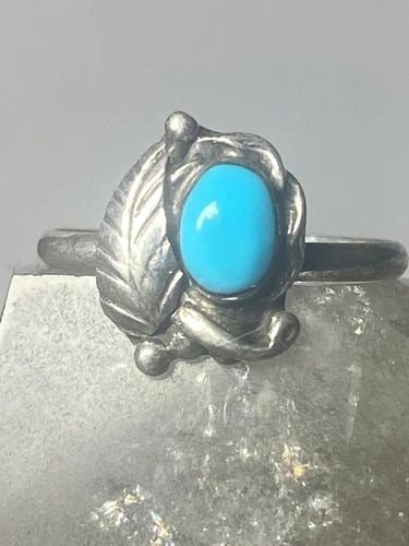 TURQUOISE RING LEAVES BAND SOUTHWEST STERLING SILVER WOMEN GIRLS I: TURQUOISE RING LEAVES BAND SOUTHWEST STERLING SILVER WOMEN GIRLS I Turquoise ring leaves band southwest sterling silver women girls i Size 2.50 Weight 1.1g Length 3/8" Width 5/16" Thinnest part of ban