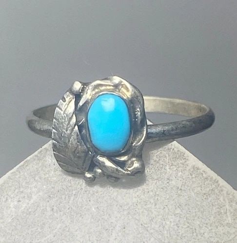 TURQUOISE RING LEAVES BAND SOUTHWEST STERLING SILVER WOMEN GIRLS F: TURQUOISE RING LEAVES BAND SOUTHWEST STERLING SILVER WOMEN GIRLS F Turquoise ring leaves band southwest sterling silver women girls f Size 3.75 Weight 1.1g Length 3/8" Width 1/4" Thinnest part of band