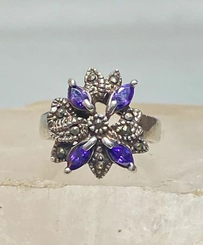 AMETHYST RING FLOWER MARCASITE ART DECO STYLE STERLING SILVER WOMEN: AMETHYST RING FLOWER MARCASITE ART DECO STYLE STERLING SILVER WOMEN Amethyst ring flower marcasite art deco style sterling silver women Size. 6.25. Weight 4.6g Length. 5/8" Width. 5/8" Nar