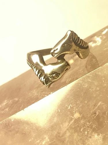 HORSES RING SIZE 5.50 HORSE PINKY BAND STERLING SILVER WOMEN GIRLS: HORSES RING SIZE 5.50 HORSE PINKY BAND STERLING SILVER WOMEN GIRLS horses ring horse pinky band sterling silver women girls Size 5.50 Weight 2.3g Widest 5/8" Thinnest part 1/8" Delivered in a Gift Box