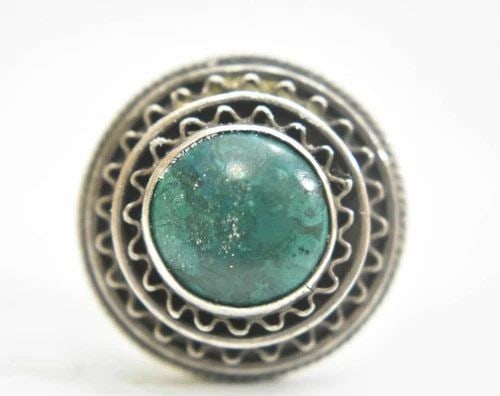 MALACHITE RING VINTAGE RING WOMEN STERLING SILVER ISRAEL SIZE 6.50: MALACHITE RING VINTAGE RING WOMEN STERLING SILVER ISRAEL SIZE 6.50 Malachite ring vintage pinky ring women sterling silver Made in Israel Size 6.50 Weight 8.6g Widest part of band 7/8" Thinnest part o