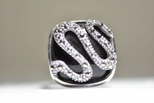 SNAKE RING ONYX MARCASITES STERLING SILVER WOMEN SIZE 6.75: SNAKE RING ONYX MARCASITES STERLING SILVER WOMEN SIZE 6.75 Snake ring onyx marcasites sterling silver women Size 6.75 Weight 10.7g Widest part of band . 7/8" Thinnest part of band 1/4"