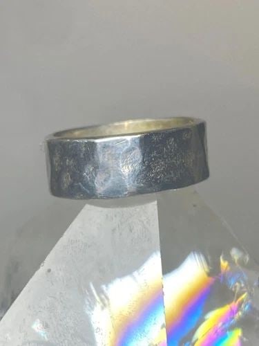 VINTAGE PLAIN RING SIZE 5.50 WEDDING HAMMERED BAND STACKER STERLING SILVER W: VINTAGE PLAIN RING SIZE 5.50 WEDDING HAMMERED BAND STACKER STERLING SILVER W Vintage Hammered Plain ring size 5.50 wedding band sterling silver W I leave the rings unpolished until I sell .. If the bu