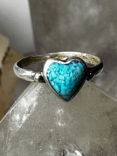 HEART RING TURQUOISE LOVE VALEMTINE BAND SIZE 6.75 STERLING SILVER WOMEN: HEART RING TURQUOISE LOVE VALEMTINE BAND SIZE 6.75 STERLING SILVER WOMEN Heart ring turquoise love Valentine band size 6.75 sterling silver women Feels like a coating over the stone .... Size 6.75 Wei