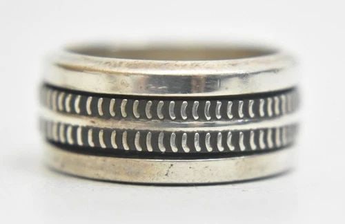 CHAIN SPINNER RING SIZE 8.25 STERLING SILVER WOMEN BIKER THUMB BAND: CHAIN SPINNER RING SIZE 8.25 STERLING SILVER WOMEN BIKER THUMB BAND Chain spinner ring sterling silver women biker thumb band size 8.25 Between a size 8.25 and size 8.50 weight 10.1g Band width 3/8" D