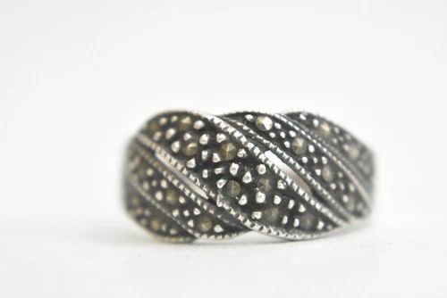 FLOWER LEAF RING MARCASITE CIGAR BAND ART DECO STERLING SILVER THUMB WOMEN SIZE: FLOWER LEAF RING MARCASITE CIGAR BAND ART DECO STERLING SILVER THUMB WOMEN SIZE flower leaf ring marcasite cigar band art deco sterling silver thumb women Size 8.50 Weight 5.7g Widest part of ring 1/2