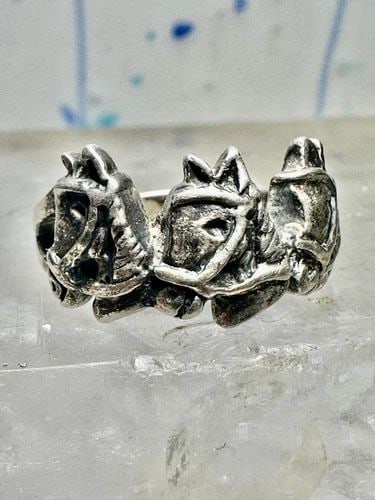 HORSE RING HORSES PINKY COWGIRL BAND SIZE 4.75 STERLING SILVER WOMEN: HORSE RING HORSES PINKY COWGIRL BAND SIZE 4.75 STERLING SILVER WOMEN Horse ring horses pinky cowgirl band size 4.75 sterling silver women Size 4.75 Weight. 4.1g Width 3/8" Thinnest part of band in bac