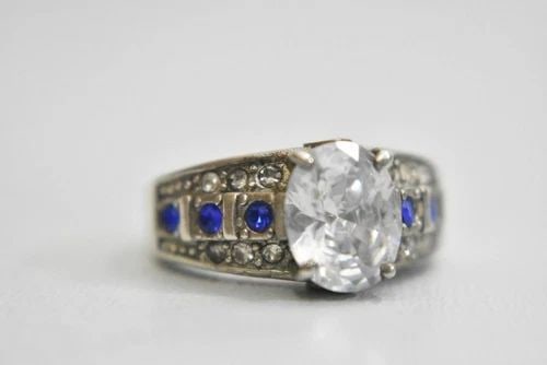 CRYSTAL RING VINTAGE BLUE COCKTAIL STERLING SILVER WOMEN SIZE 7: CRYSTAL RING VINTAGE BLUE COCKTAIL STERLING SILVER WOMEN SIZE 7 Crystal ring vintage blue cocktail sterling silver women Size 7 Weight 7.1g Widest part of ring 3/8" Thinnest part of ring 1/8"