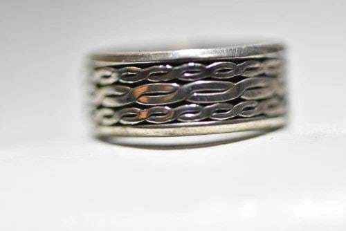 SPINNER RING CHAIN ROPE PINKY BAND STERLING SILVER BIKER WOMEN BOYS SIZE 5: SPINNER RING CHAIN ROPE PINKY BAND STERLING SILVER BIKER WOMEN BOYS SIZE 5 Spinner Ring Chain Rope Pinky band Sterling Silver Biker Women Boys Size 5 Between a Size 5 and Size 5.25 Weight 3.7g Band Wi