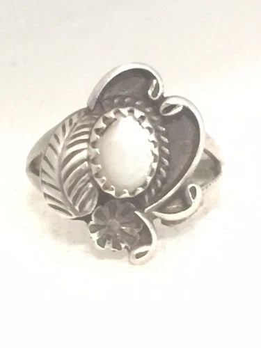 NAVAJO MOP RING SIZE 4.5 3G SIGNED ALEXIUS STERLING SILVER VINTAGE GIRLS WOMEN: NAVAJO MOP RING SIZE 4.5 3G SIGNED ALEXIUS STERLING SILVER VINTAGE GIRLS WOMEN Navajo MOP Ring Size 4.5 3g Signed Alexius feather sterling silver vintage girls women Signed Alexius Size 4.5 Weight 3g 