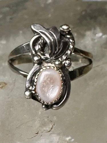 NAVAJO RING MOP MOTHER OF PEARL SIZE 5.50 STERLING SILVER WOMEN GIRLS: NAVAJO RING MOP MOTHER OF PEARL SIZE 5.50 STERLING SILVER WOMEN GIRLS Navajo ring Mop mother of pearl size 5.50 sterling silver women girls Size 5.50 Weight 2.5g Length 3/4" Width 3/8" Thinnest part