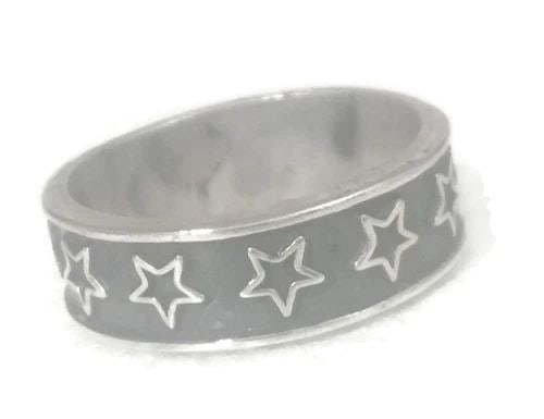MEN STAR BAND THUMB RING CELESTIAL VINTAGE STERLING SILVER WOMEN SIZE 11.25: MEN STAR BAND THUMB RING CELESTIAL VINTAGE STERLING SILVER WOMEN SIZE 11.25 Vintage Star Sterling Silver Men Band or Ring Celestial Ring Band Last two photos show an area where the oxidation didn't