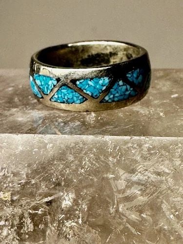 TURQUOISE RING SIZE 4.50 ZUNI BAND WEDDING STERLING SILVER WOMEN: TURQUOISE RING SIZE 4.50 ZUNI BAND WEDDING STERLING SILVER WOMEN Turquoise ring size 4.50 Zuni band wedding sterling silver women Size 4.50 Weight. 4.2g Width 3/16"