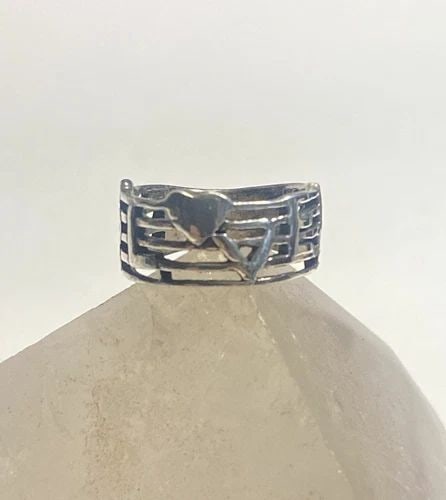 LOVE RING PINKY BAND MUSICAL NOTES BAND STERLING SILVER: LOVE RING PINKY BAND MUSICAL NOTES BAND STERLING SILVER Love ring pinky band musical notes band sterling silver Size 5 Between a size 5 and a size 5.25 Weight 4.1g Widest part 9/16" Thinnest part of b