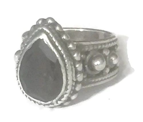 VINTAGE STERLING SILVER SMOKY QUARTZ RING SIZE 6.25 10G: VINTAGE STERLING SILVER SMOKY QUARTZ RING SIZE 6.25 10G Vintage Sterling Silver Smoky Quartz Ring Brownish Tone to the Stone Size 6.25 Between a Size 6.25 and a Size 6.50 Weight 10g Widest Part of the
