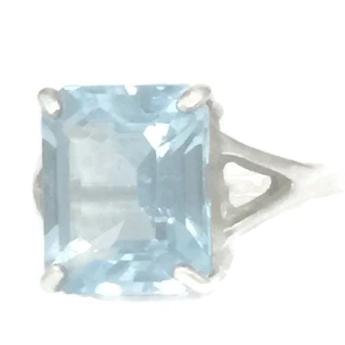 VINTAGE BLUE FACETED RING STERLING SILVER COCKTAIL SIZE 6: VINTAGE BLUE FACETED RING STERLING SILVER COCKTAIL SIZE 6 Vintage Blue Faceted Ring Sterling Silver Size 6 Weight 3.8g Widest Part of Band 1/2" Thinnest Part of Band 1/2" Rings are delivered in a Gift