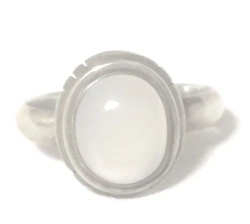 VINTAGE MOONSTONE SOLITAIRE STERLING SILVER WOMEN BOHO RING SIZE 8.75: VINTAGE MOONSTONE SOLITAIRE STERLING SILVER WOMEN BOHO RING SIZE 8.75 Vintage Moonstone Sterling Silver Ring Size 8.75 Weight 5.7g Widest Part of Band 19/32" Thinnest Part of Band 1/8" R