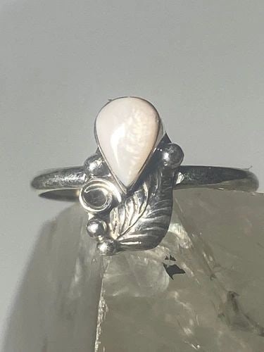 MOTHER OF PEARL RING SOUTHWEST PINKY FLORAL LEAVES BLOSSOM BABY CHILDREN WOMEN G: MOTHER OF PEARL RING SOUTHWEST PINKY FLORAL LEAVES BLOSSOM BABY CHILDREN WOMEN G Mother of Pearl ring southwest pinky floral leaves blossom baby children women girls pp Size 3.50 Weight 1.g Length 3/8