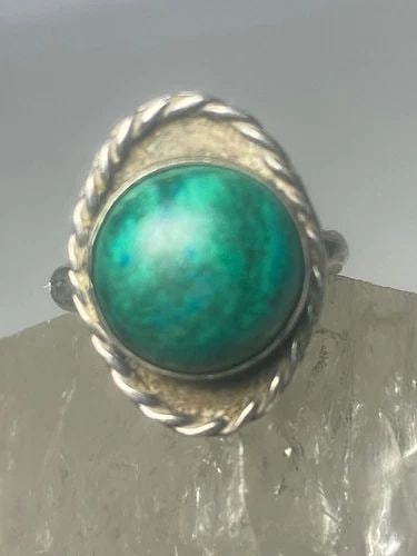 GREEN STONE RING SOUTHWEST PINKY WOMEN GIRLS: GREEN STONE RING SOUTHWEST PINKY WOMEN GIRLS Green stone ring southwest pinky women girls Size 4 Weight 4.6g Length 3/4" Width 1/2" Thinnest part of band. 1/8"