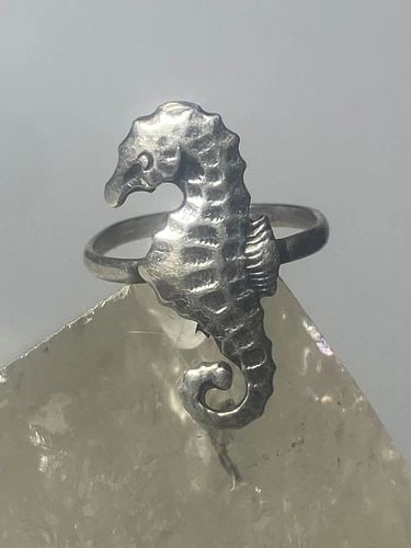 SEAHORSE RING SIZE 2.74=5 STERLING SILVER WOMEN GIRLS: SEAHORSE RING SIZE 2.74=5 STERLING SILVER WOMEN GIRLS seahorse ring sterling silver women girls Size 2.75 Weight 1.6g Length 7/8" Width. 3/8" Thinnest part of band 1/8"