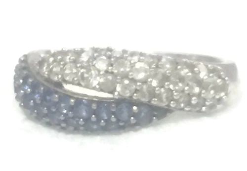VINTAGE BLUE WHITE SOLITAIRE STERLING SILVER RING SIZE 7.75: VINTAGE BLUE WHITE SOLITAIRE STERLING SILVER RING SIZE 7.75 Vintage Blue White Solitaire Cocktail Sterling Silver Ring Size 7.75 Between a Size 7.75 and Size 8 Weight 3.9g Widest Part of Ring 5/16" Th