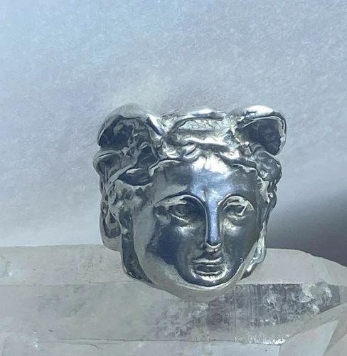 CLASSICAL FACE RING SIZE 4 WITH BIRD ON HEAD STERLING SILVER: CLASSICAL FACE RING SIZE 4 WITH BIRD ON HEAD STERLING SILVER Classical Face ring with bird on head sterling silver Size 4 Between a size 4 and a size 4.25 Weight 13.8g Widest part of band 1" Thinnest 