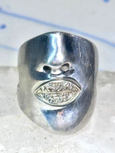 SONIA BITTON FACE RING DIAMOND LIPS BAND SIZE 6.75 STERLING SILVER WOMEN: SONIA BITTON FACE RING DIAMOND LIPS BAND SIZE 6.75 STERLING SILVER WOMEN Sonia Bitton face ring Diamond lips band Size 6.75 sterling silver women Size 6.75 Weight 18.2g Length 1" Width. 3/4" Thinnest 