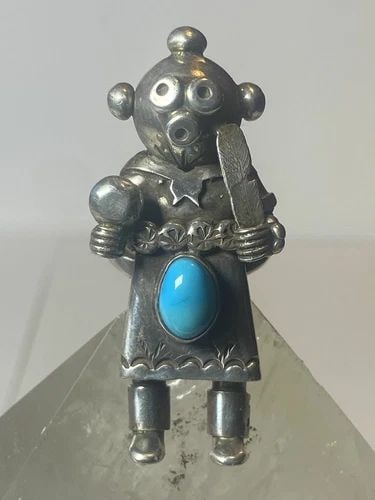 MUDMAN RING SIZE 5.50 TURQUOISE FEATHER STERLING SILVER WOMEN: MUDMAN RING SIZE 5.50 TURQUOISE FEATHER STERLING SILVER WOMEN Mudman ring Turquoise Navajo Kachina feather sterling silver women signed horse Size 5.50 Weight 21.7g Length 2" Width. 7/8" Thinnest part