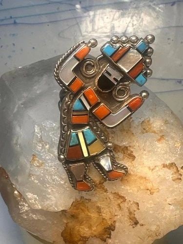 VINTAGE KACHINA RING HEAVY LARGE ZUNI SIZE 6 STERLING SILVER WOMEN: VINTAGE KACHINA RING HEAVY LARGE ZUNI SIZE 6 STERLING SILVER WOMEN Vintage Kachina ring heavy large Zuni size 6 sterling silver women Size 6 Weight 45.7g Length 2. 1/2" Width 1. 5/8" Thinnest part of 