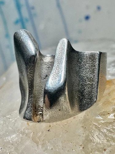 LAPPONIA RING BRUTALIST BAND SIZE 5 STERLING SILVER WOMEN FINLAND: LAPPONIA RING BRUTALIST BAND SIZE 5 STERLING SILVER WOMEN FINLAND Lapponia ring Brutalist band size 5 sterling silver women Made in Finland Signature is covered by a sizing plate Size 5 Weight. 9.6g W