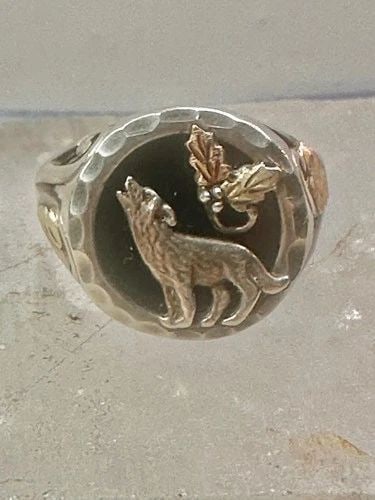 BLACK HILLS GOLD RING ONYX WOLF BARKING AT MOON BAND SIZE 10 BAND STERLING SILVE: BLACK HILLS GOLD RING ONYX WOLF BARKING AT MOON BAND SIZE 10 BAND STERLING SILVE Black Hills Gold ring wolf barking at moon band size 11.25 band sterling silver men women Size 10 Weight 6.8g Length 5/