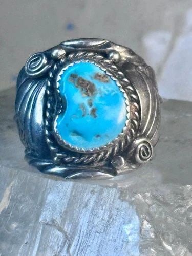 NAVAJO RING TURQUOISE LEAVES SIZE 10 STERLING SILVER WOMEN MEN: NAVAJO RING TURQUOISE LEAVES SIZE 10 STERLING SILVER WOMEN MEN Navajo Ring Turquoise leaves size 10 sterling silver women men Size 10 Weight 14.5g Length 1" Width 1/2" Thinnest part of band 1/4"