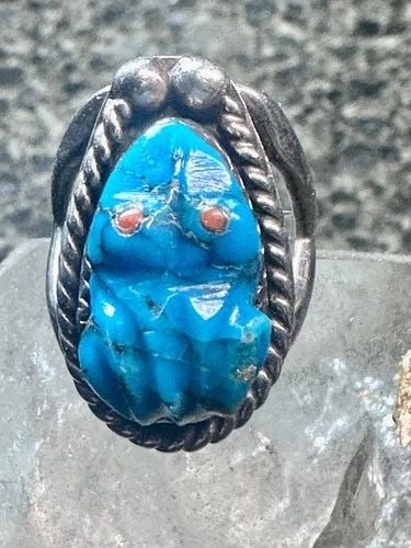 CARVED FROG RING CORAL INLAID EYES SIZE 5.75 PINKY STERLING SILVER WOMEN GIRLS: CARVED FROG RING CORAL INLAID EYES SIZE 5.75 PINKY STERLING SILVER WOMEN GIRLS Carved Frog ring coral Inlaid eyes size 5.75 pinky Sterling silver women girls Size 5.75 Weight. 10.9g Length. 1" Width 5